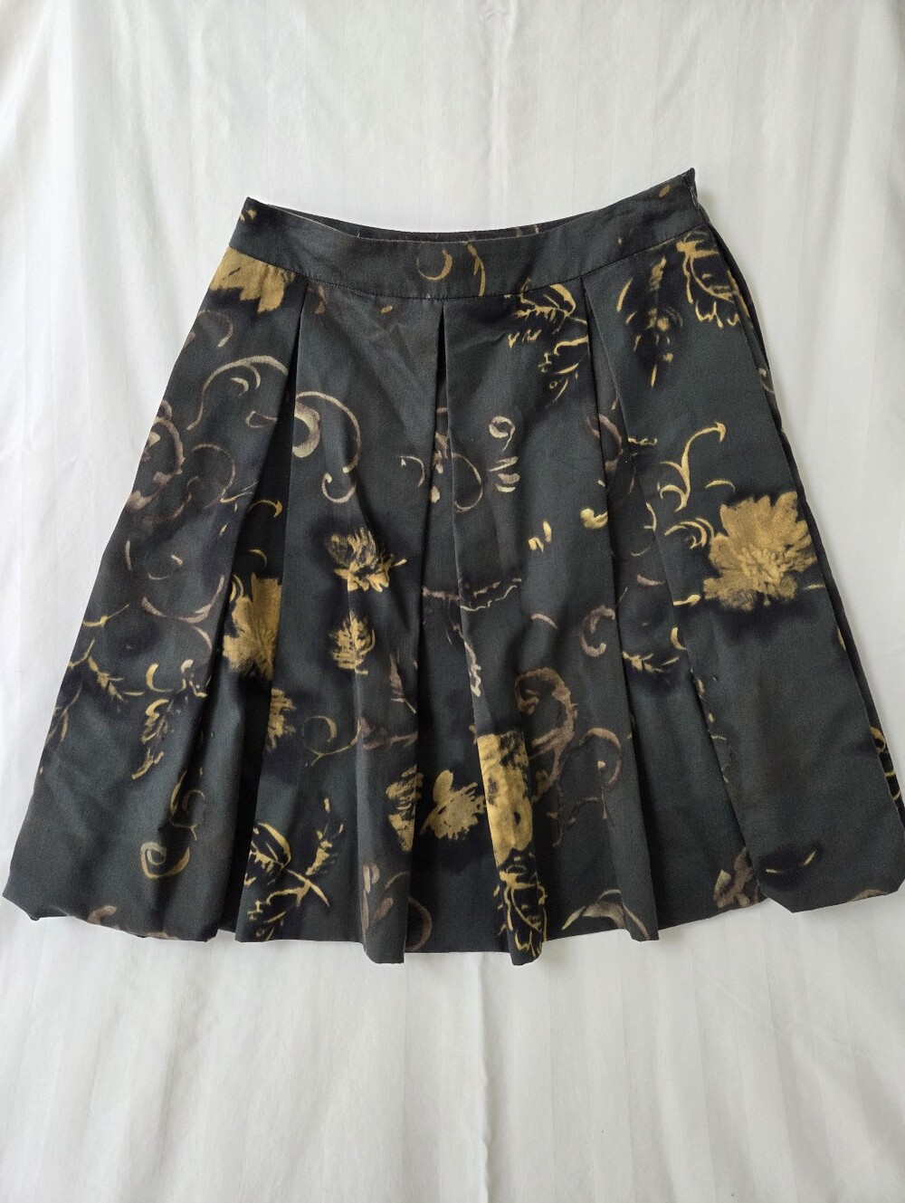 Zara Woman Green Floral Pleated Skirt with Gold Accent Sz 6